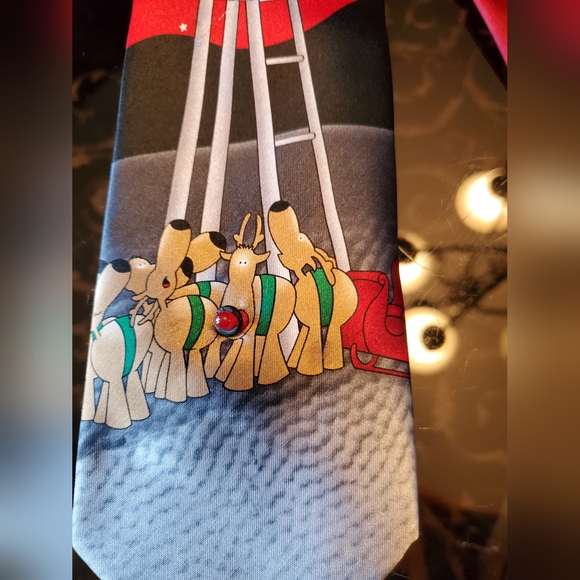 Christmas themed tie - Picture 4 of 4